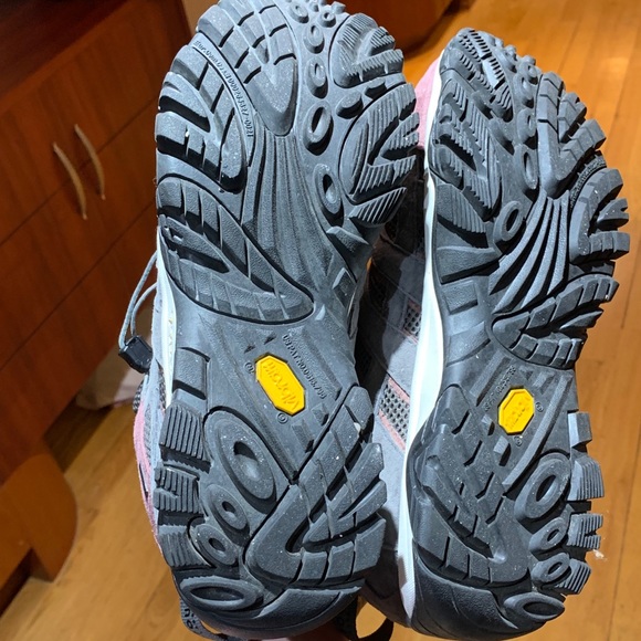 Merrell snow/ hiking boots barely worn - Picture 2 of 3